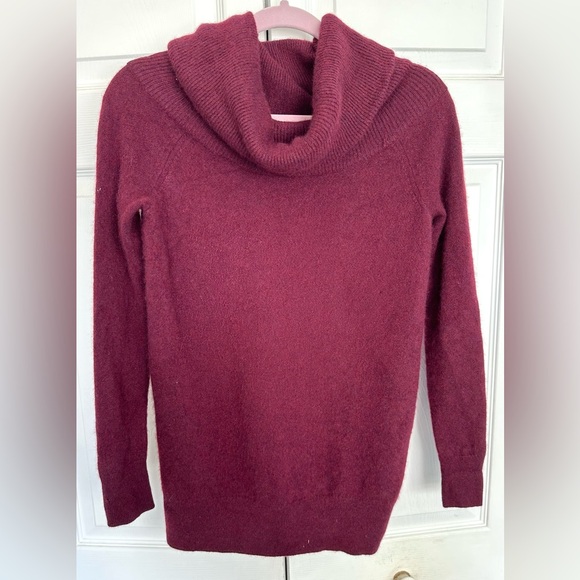 AQUA Cashmere Turtleneck Sweater with holes - 100% Bloomingdale’s-Size Small - Picture 4 of 9